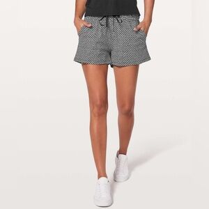 Lululemon On The Fly Short *2.5" Monochromic Black 4‎